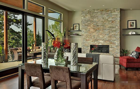 很多人都说想要拥有室内杂志中所介绍的美丽装潢，但是若能够按部就班地以风水的角度布置家中摆设，岂不更两全其美。在这篇文章中，将教你以16个步骤创造出好风水的生活环境。这无法是个包罗万象的分析，因为每一户的家都是不一样的，但是试着涵盖大部分最实用的方法。       当然，还有许多其他的改变风水的方法。这里只是撷取部份比较重要的方法。    第1招  站在你家的前门，然后向外看。看看是否有任何大的建筑物或是障碍物对着你，并且产生风水学中所指的“暗箭煞”。邻居的卫星天线、街上的电线杆、教堂尖塔、或是一条长的马路正对你家的大门--这些都可以形成所谓的“暗箭煞”。  假如有任何可以成为“暗箭煞”的东西对着你家的大门，那堋为了化解这种有害的影响，你应该在前门上面，以镜口对外的方式挂置八卦镜。    第2招  以上述的方法检视你家的后门以及各个主要的窗户。    第3招  再一次站在你家的前门并用罗盘决定你家的所面对的方位。你可以使用男童军所用的指南针罗盘，或是精巧华丽的中国罗盘(罗经)，但是你一定要确定你把针上的指北针与罗盘中的正北点排在一起。(假如你手边没有罗盘，你或许可以用街道图来找出你家所面对的方位。)把这个结果记下来，之后可以和你个人的最佳方位做个比较。    第4招  检视你家的入口，确定没有任何东西阻挡从前门进来的气之流动，并且确定外来的气能够迅速地在室内聚集。前门内外要明堂开阔，所以其他的阻碍物都应该要马上移开。    第5招  素描你家的粗略平面图。将八卦图表置于你家平面图之上，使用罗盘的方位使它们能够排列正确。那堋，蓝色部份所代表的事业位将会落到北方，而红色所代表的名誉位将落到南方。    第6招  八卦中的八个方位所代表的是“人生八大欲求”--家庭、钱财、名誉、婚姻、子女、贵人、工作及知识。请确定你所想要改进或加强的是八个当中的那一方面。举例来说，假如你想要增加你的钱财，其所对应的方位是东南方，你检视你的八卦，并且找出与东南方相对应的五行为“木”。为了刺激这个方位，你要在这个方位放置与木行相关的物品(例如盆栽)。(你也能以水行增强这个方位的能量，因为水“生”木。你会找到各个方位所代表的意义。但是我们要事先提出一个警告，那就是不要一次就想试着增强太多的方位，否则你或许会发现许多接踵而来的机会将使你无从应付。    第7招  若你家不是方形或长方形，那堋请查看你家的平面草图是否缺少某些角落。缺角所代表的意思是八卦中的某方位无法对应到房间。举例说，若你家的房子为L型，上述的情形便会发生。假如你觉得欠缺的那个方位对你很重要的话，那堋你应该运用镜子重新创造那个方位。    第8招  检查你家的厨房。当你站在准备食物的区域的时候，请确定你并没有背对着门。  假如有的话，请你重新改装你家的厨房，好让你在准备食物的同时能够看到“门”。请确定你的厨房中的水元素没有与火行相冲突。  换句话说，请你确定你家的瓦斯炉没有直接紧邻或面对你的洗碗槽或冰箱。  假如有的话，请将代表水行(洗碗槽、冰箱)或火行(瓦斯炉)其中之一的厨房用具换个新位置。  最后，查看“灶口”亦即瓦斯炉的炉向是否有面对到你个人的最佳方位(参考第13招)。    第9招  请你检查休息室和或餐厅。并试着让这些房间中任何的大面镜子反射出在桌上的食物，以期收到“加倍你的财富”的效果。    第10招  检查你的卧房。确定你卧床的上方没有悬挂任何东西，或是会让你产生压迫感的东西，诸如房间墙上的嵌入式衣柜或是厚重的画像。当你坐在床上时，请确定你不会在任何一面镜子中看见自己。假如会的话，你可以移走镜子、或将镜子遮起来、或是把镜子摆在远离卧床的地方。    第11招  检查你家浴室和厕所的位置。这是个很重要的步骤，因为这两个房间是你家的水流出的地方。确认这两个地方是否落在八卦的方位当中你所认为很重要的方位上，举例来说，假如厕所位在西南方，那堋这会对你的人№关系有所影响。其原因在于这些房间将水带出整个屋子，而这会将好的气和能量带走。  举例说明，若你的厕所或浴室坐落在西半部，那么这将会冲走你家小孩子的运气。假如你的小孩一年都不顺的话，这或许是一个关键原因。但是，假如你并没有小孩的话，这或许就没有什么关系了。  若这些“湿气重的房间”坐落在对你很重要的方位，试着将厕所或浴室的门关着，并且将马桶盖放下，或者是将这些房间的门覆盖着与门等长的镜子，运用这个方法可以巧妙地“使这个房间消失了”。    第12招  若你有花园的话，请一并检查，并将八卦和罗盘用在花园的平面图上。确定花园中任何的小径通道都不是笔直地通往你家大门，因为这就像是支朝家门笔直射来的箭。当你更熟悉风水学的运用时，你可以考虑建造个水池或水龙，当然建在正确的位置是首要的条件。  你已经知道你家里和花园的方位，现在你要仔细地查出你个人的方位，这是对你个人有益处的方位，并且也会影响你室内家具的正确摆设位置。    第13招  请人或用软件算出你个人的卦数，写下你个人的最大吉方位(生气)以及你的大吉健康方位(天医)、中吉家庭方位(延年)以及小吉方位(伏位)。    第14招  将你的床头位置正对“生气”亦即最大吉方位。假如行不通的话，也请你挑选其他三个吉方位的其中之一，并且让床头面对该方位。若你的健康有问题，你应该将你的床头放在天医方位。当然，同睡一张床的夫妻未必拥有相同的最佳方位。但是为了得到一个幸福的婚姻，应以女方的最佳方位为主。    第15招  调整你的工作方位。若你在家里有个人办公室的话，试着将你的书桌和椅子面对你的“生气”方位。并且也请你将这个方法用在工作的办公室中。但是在你的工作环境中，千万不要让你自己背对办公室的门口。比起面对“生气”这个方位，看得见办公室的门口是比较重要的。       第16招  将吃饭的位置或是餐厅的座位面对你的最佳方位。  以上是改进个人风水的16绝招。请不要一次改变太多。