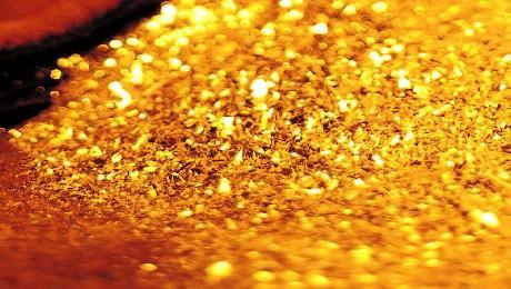 不仅是待客的地方,也是家人聚会、聊天的场所,应该是一个热闹、和气的地方。俗语说“和气生财”!客厅的方位尤其重要,在传统“风水”中被称为“财位”,关系全家的财运、事业、名望等兴衰,所以客厅布局及摆设是不容忽视的。谁不想要一年从头旺到尾,财源滚滚旺旺旺呢!且看大师为你指点十招。 第一招,格局 客厅的格局最好是正方形或长方形,座椅区不可冲煞到屋角,沙发不可压梁。如果有突出的屋角放出暗箭,可摆设盆景或家俱化解。如果客厅呈L形,可用家俱将之隔成两个方形区域,视为两个独立的房间。例如,可将一个区域当成会客室,另一个区域当成起居室。 第二招,方位 客厅最好位于住家的前半部靠近大门的位置,以便直接吸纳从大门进入的气。如果必须经过一条走廊才能到达客厅,那堋走廊一定要保持整洁,而且照明一定要充足,以免阻碍气进入客厅。如果是夹层屋设计,客厅应位于下层。 第三招,气流顺畅 一定要使气顺畅的流通在客厅之中,不可有会聚积秽气的死角。 第四招,调整家饰 尖锐的物品,例如刀剑、火器、奖牌、动物标本,都不应该挂在墙上。因为这些物品都会产生阴气,导致争吵或暴力行为。同样的也应避免摆设有陵角的台灯或装饰品。 第五招,风水摆设 客厅的摆设主要是看居住者的生活方式和审美观而定。任何风水吉祥物的摆设都要依据人生八大欲求及个人本命卦的方位,最好是请教专业风水师。 第六招,八个方位 先画一张客厅的平面图,详细标示门和窗户的位置,将客厅分成九等份,标示出人生八大欲求的对应方位。画出客厅的中心点,然後用罗盘定出客厅的方位,特别是大门的位置。之後就可按五行相生相克的原理催化人生八大欲求。 接下来我们就分别讨论如何布置八个方位的好风水,并催化对应的人生欲求。 第七招,正东,健康运,绿色 正东方位关系著居住者的健康。在这个区域放置茂盛的植物可促进家人的健康和长寿。属水的物品或山水画也有帮助,因为水可养木。 第八招,正北,事业运,黑色和蓝色 检查客厅正北方位的布置。正北方代表事业运,属水行,喜用色是蓝色或黑色。在这个方位放置属水的物品对居住者的事业运有帮助,例如鱼缸、山水画、水车等。或者放置黑色的金属饰品也可以,因为金能生水。 第九招,正西,子孙运,怠色 正西方关系子孙运势,五行属金,喜用色是白色、金色和怠色。金属雕刻品、六柱中空金属风铃、电视和音响都很适合摆在此区域。由於土可生金,所以摆设白色花瓶或天然水晶也有催化子孙运的功效。 第十招,正南,声名运,红色 正南方位布置好风水会为家庭带来声名和肯定,特别是负责生计的家长。正南方属火行,喜用色是红色。适合悬挂凤凰、火鹤或日出的图画。红色地毯或红色的木制装饰品(因为木能生火)也很合适。在这个方位装设照明灯更可增加声名运。如果一定要在这个位置摆镜子,务必要摆一面小镜子,因为镜子属水,而水会灭火,对声名运势不利。